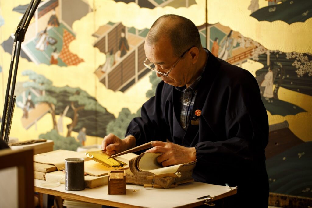 Apprendre le travail minutieux de la feuille d'or à Kanazawa