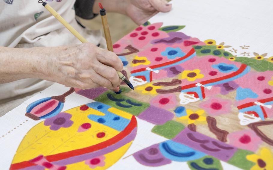Démonstration de la peinture sur textile, un art traditionnel japonais