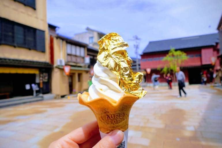 Dégustation d'une glace ornée d'une feuille d'or à Kanazawa