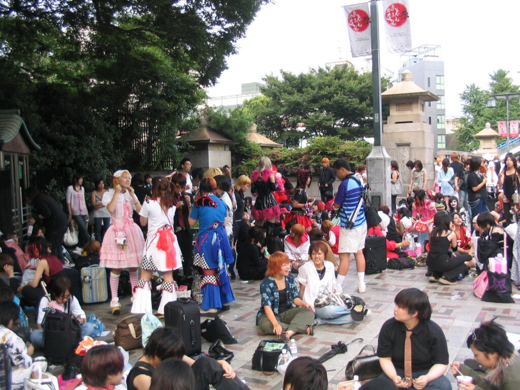 Regroupement de jeunes sur le pont Jingu dans le quartier de Harajuku