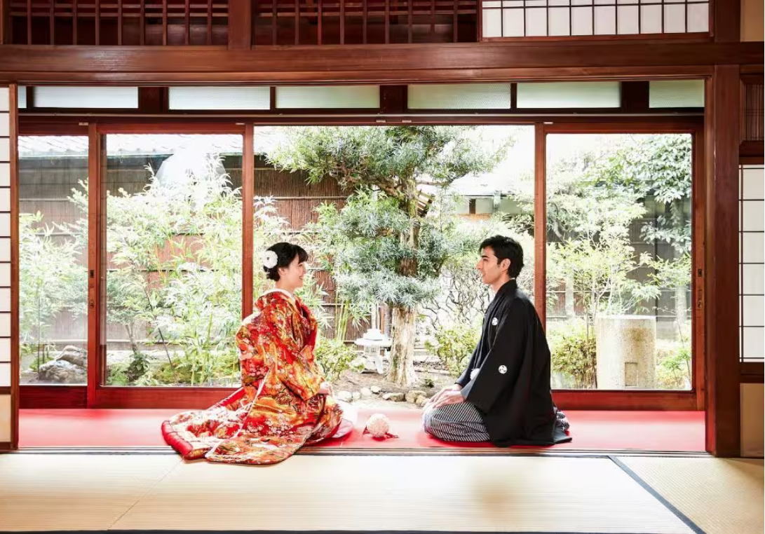 Couple en tenue traditionnelle japonaise de mariage