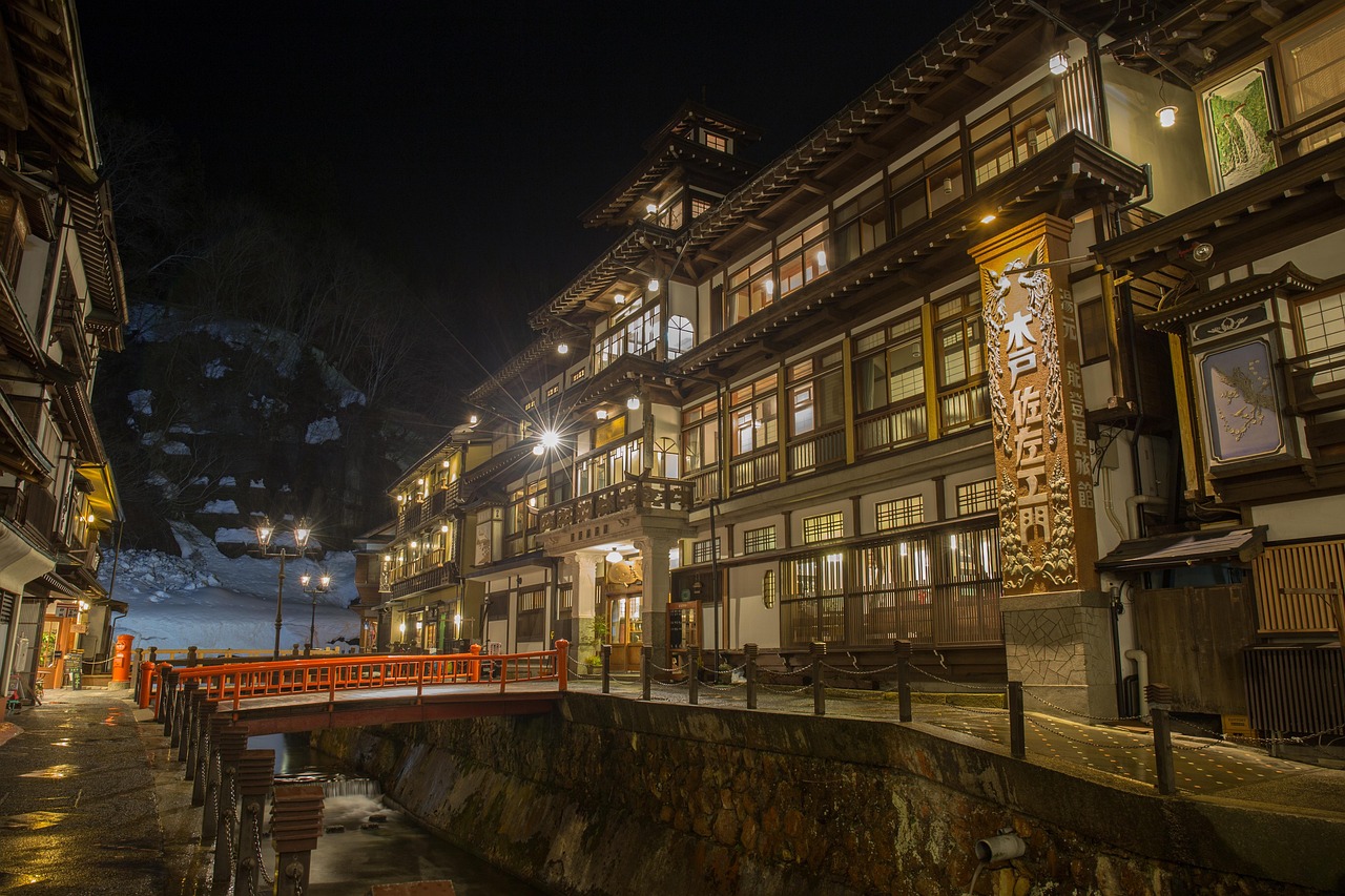 Couple séjournant dans un ryokan japonais avec onsen