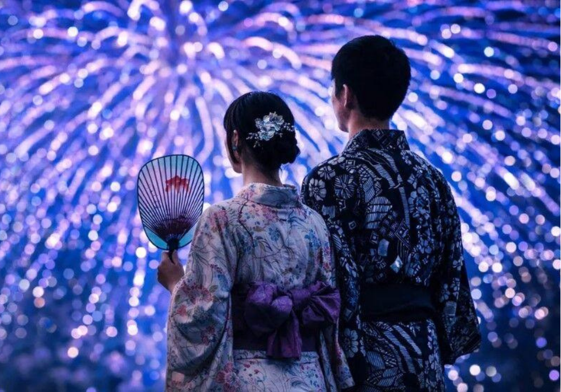 Couple admirant le feu d'artifice en kimono pendant un matsuri