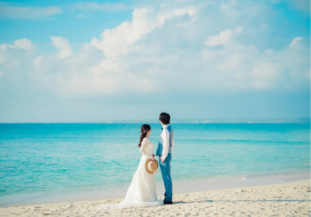 Couple profitant d'une plage dans les îles japonaises