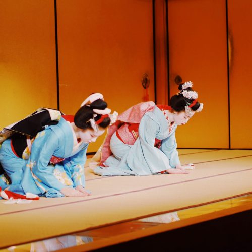Danse et jeux en compagnie d'une geisha